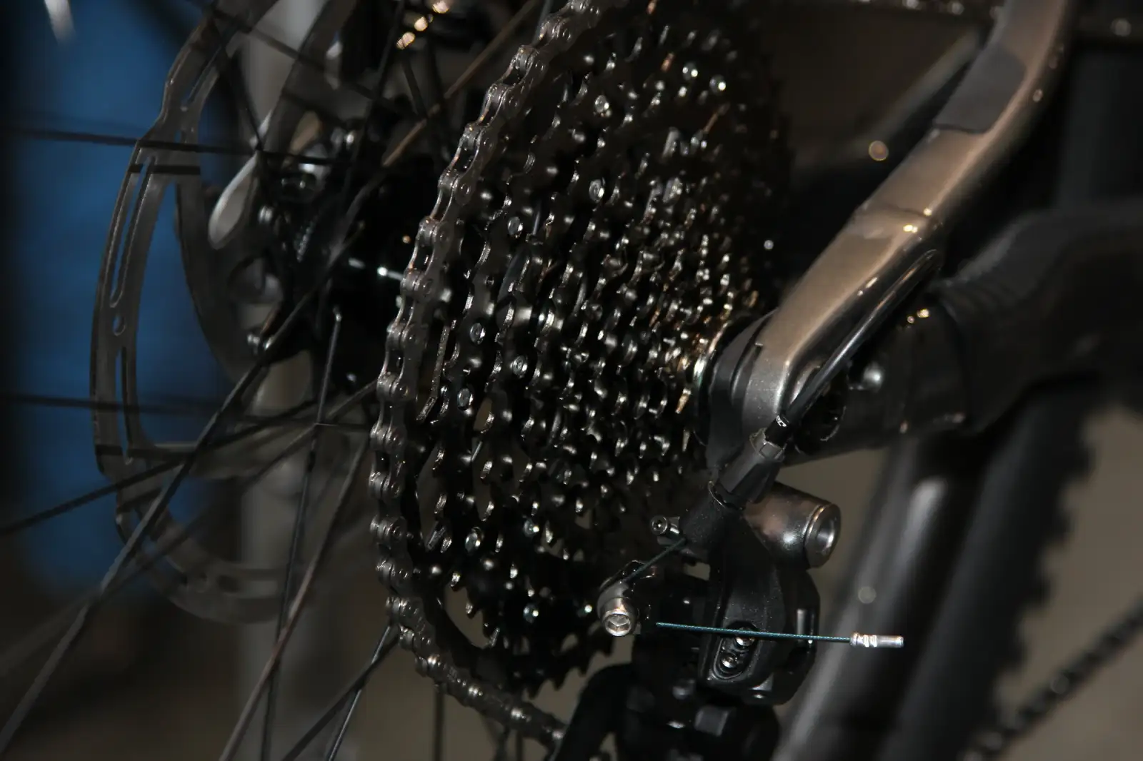 Detalle de un cassette y el cambio trasero de una bicicleta en el taller de Merida CDC