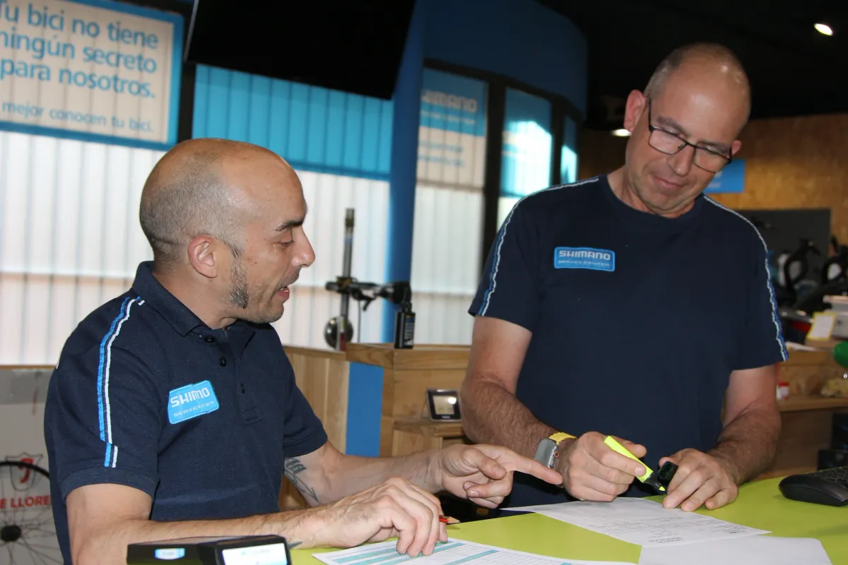Pepe y un compañero del equipo trabajando en el taller de Merida CDC
